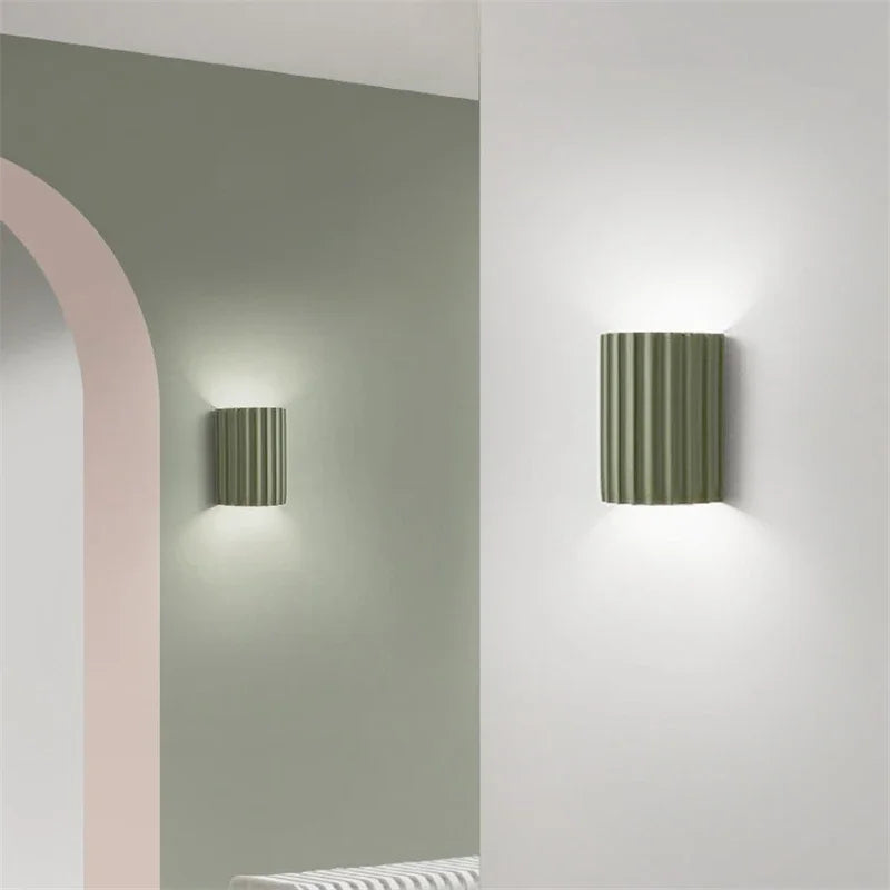 Vägglampa i räfflad resin