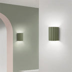 Vägglampa i räfflad resin