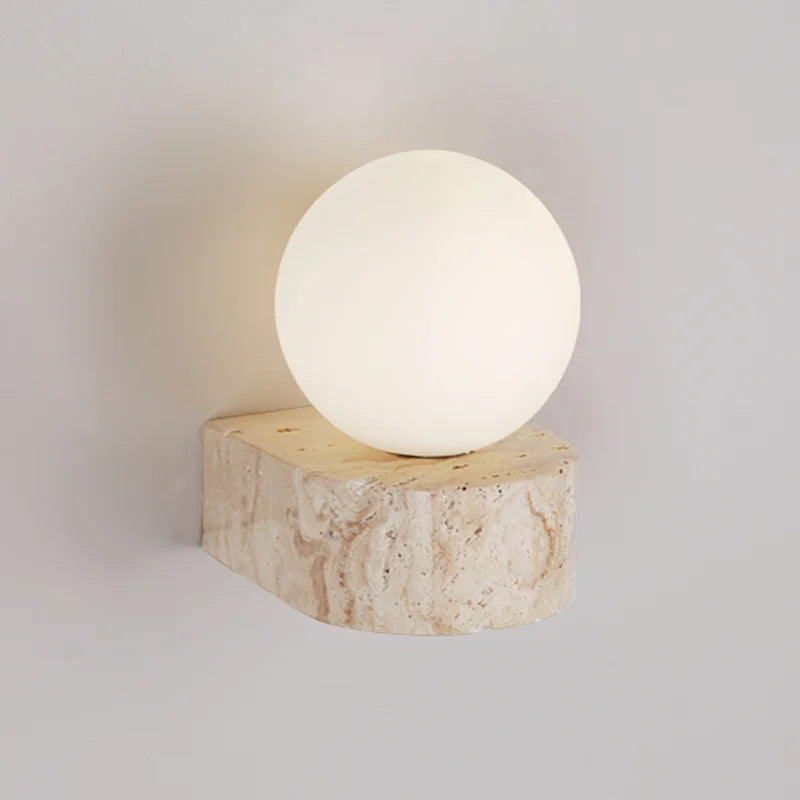 Vägglampa i travertin och frostat glas