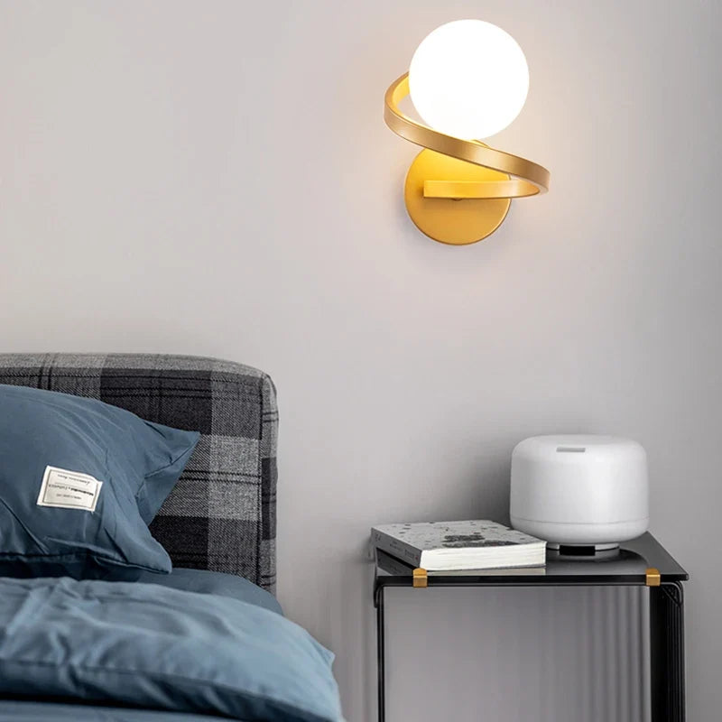 Vägglampa med spiralformad ram