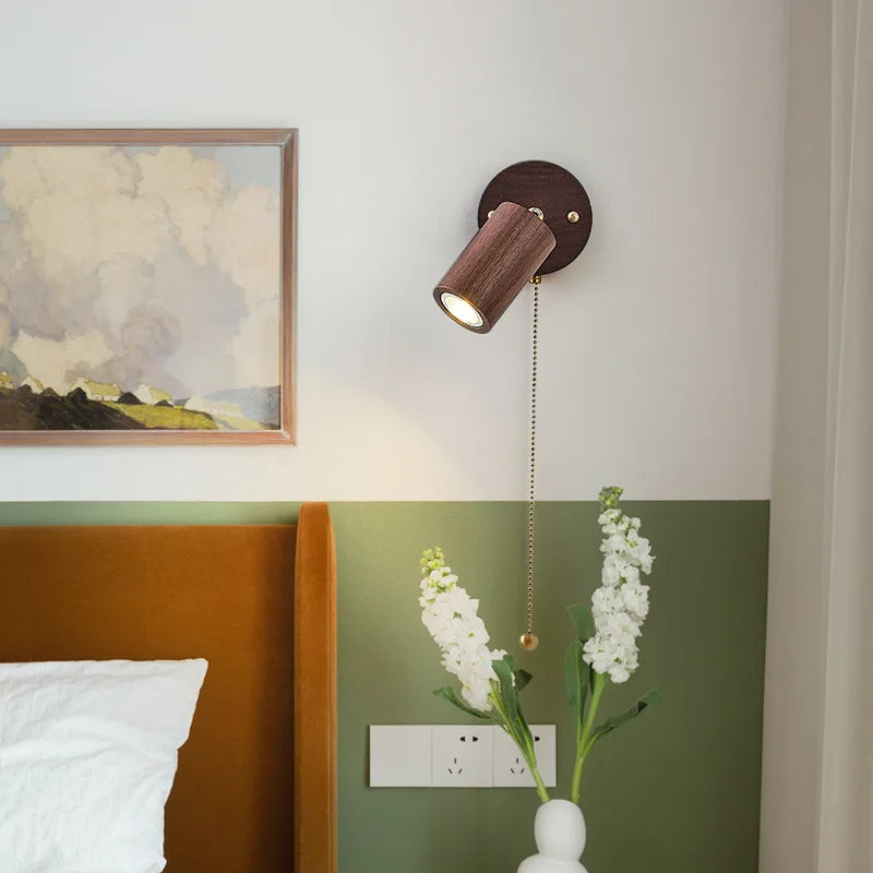 Vägglampa i valnöt med vridbar spot