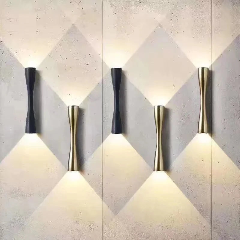 Vägglampa i aluminium med ljus upp och ner