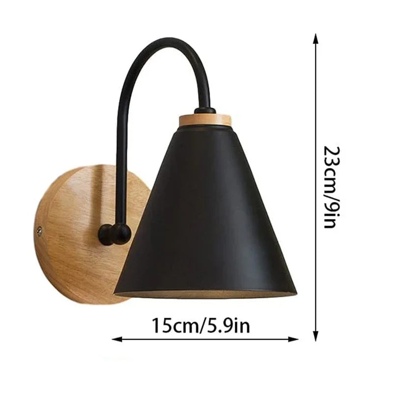 Vägglampa i trä och lackerat järn