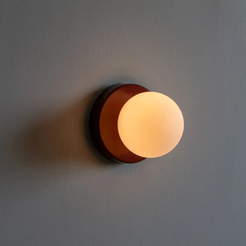 Vägglampa med frostad glaskupa