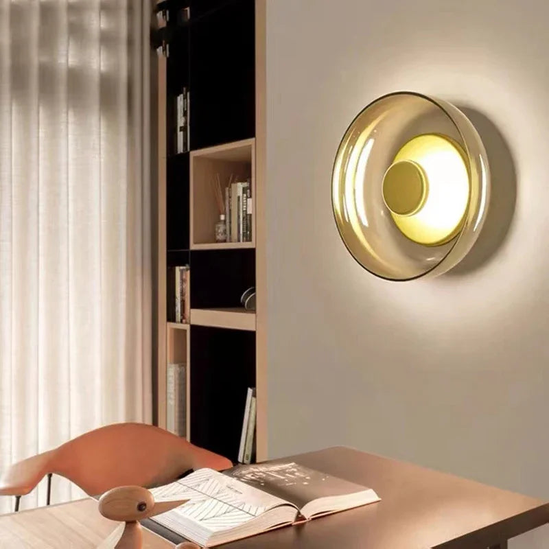 Rund vägglampa i glas