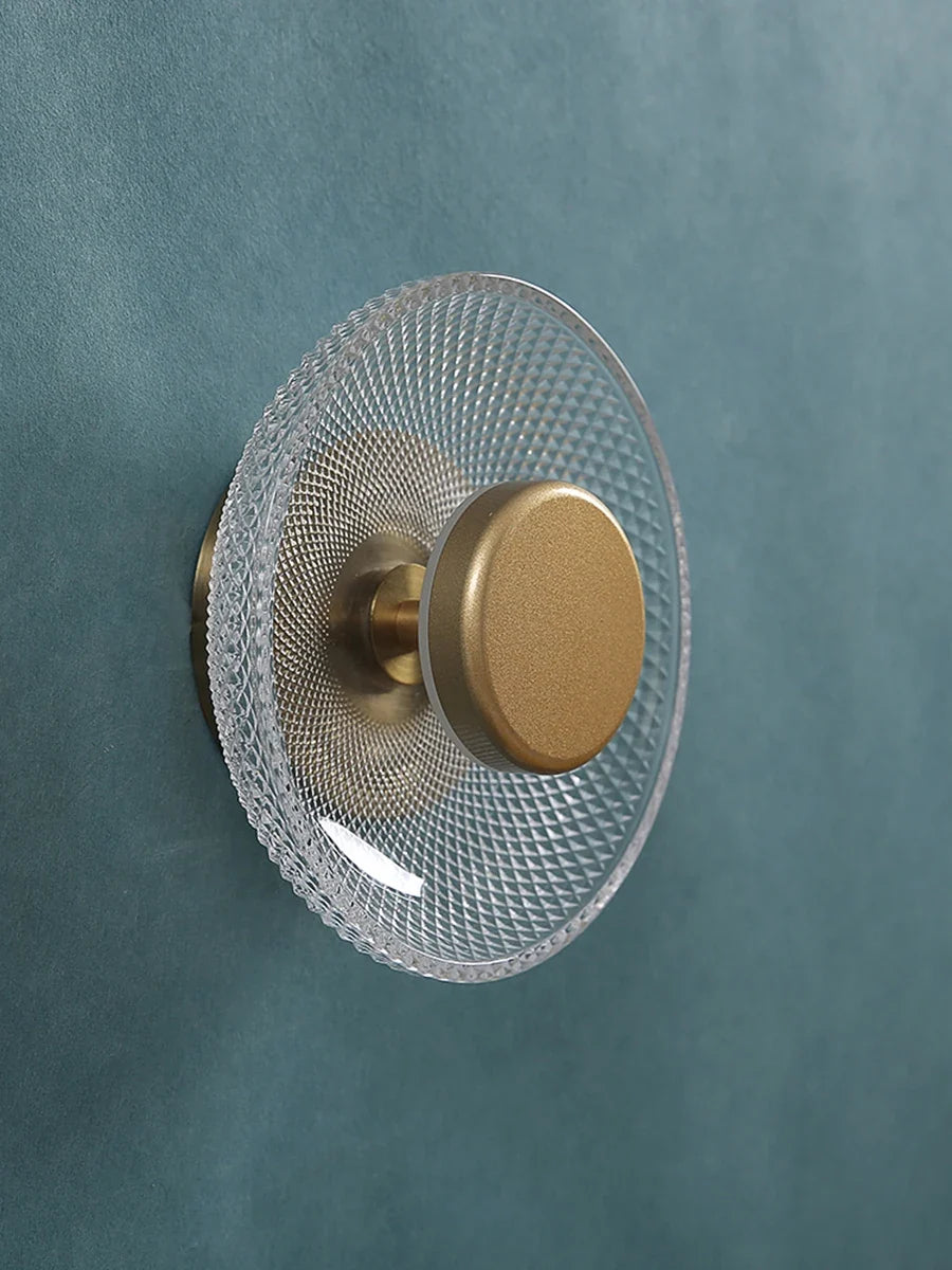 Vägglampa i mönstrat färgat glas