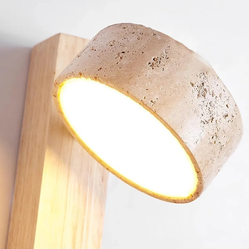 Vägglampa i trä och travertin med snörströmbrytare