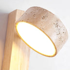 Vägglampa i trä och travertin med snörströmbrytare