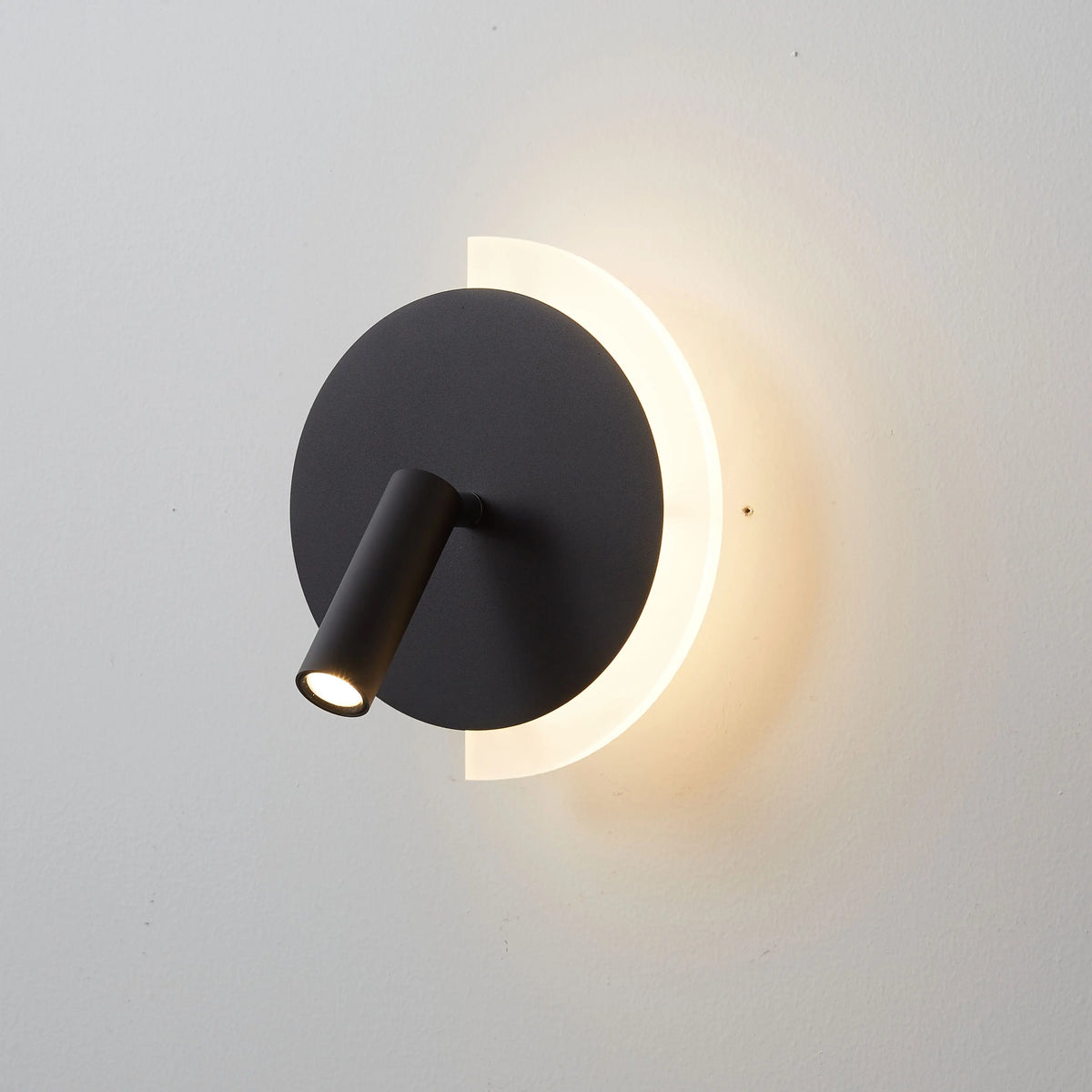 Vägglampa med ljusring och lässpot