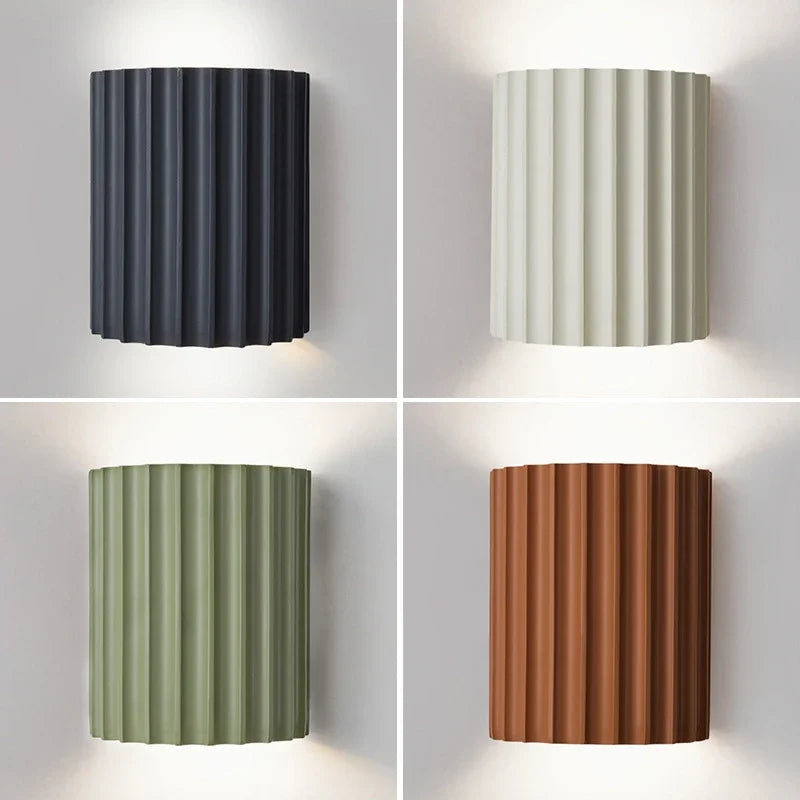 Vägglampa i räfflad resin