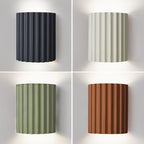 Vägglampa i räfflad resin