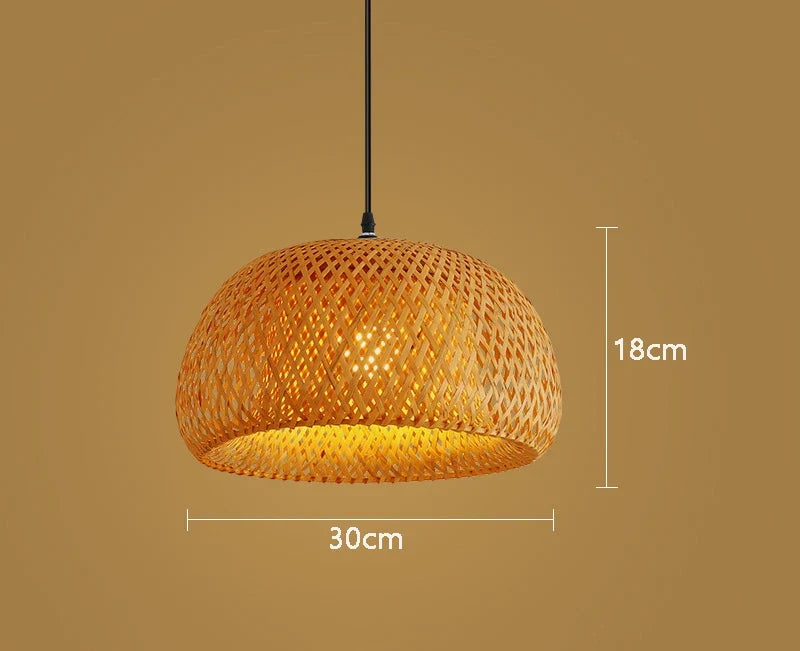 Taklampa i handflätad bambu