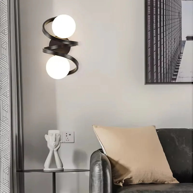 Vägglampa med spiralformad ram