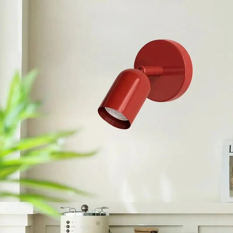 Vägglampa i aluminium med mjuka färger