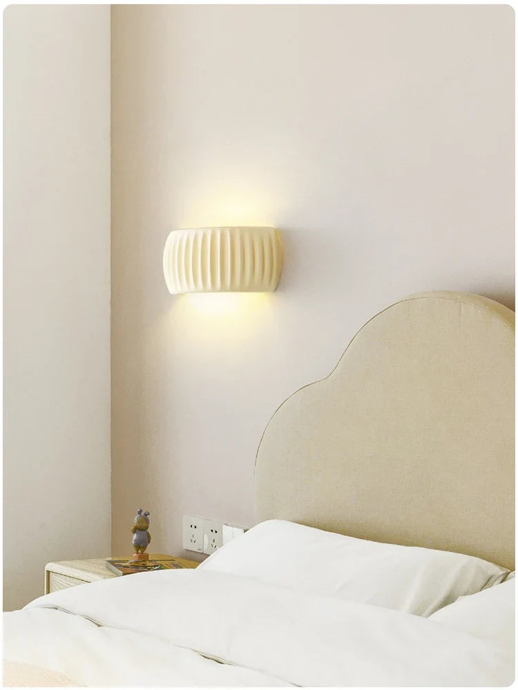 Vägglampa i räfflad resin