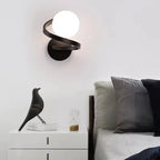 Vägglampa med spiralformad ram