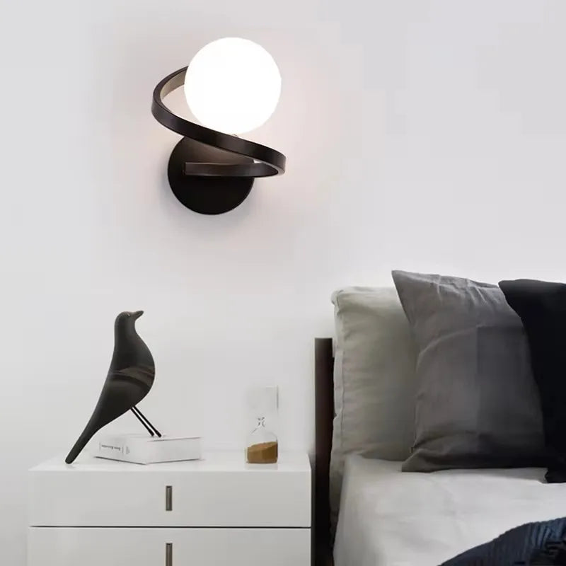 Vägglampa med spiralformad ram
