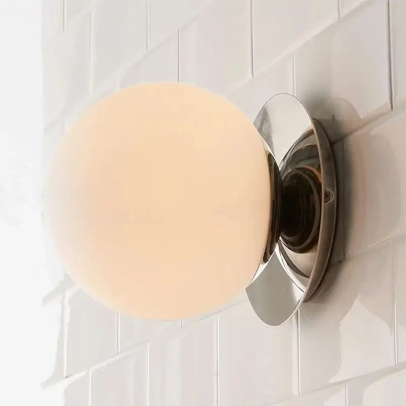 Nordisk vägglampa med glasklot