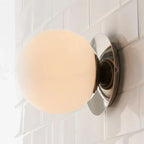 Nordisk vägglampa med glasklot