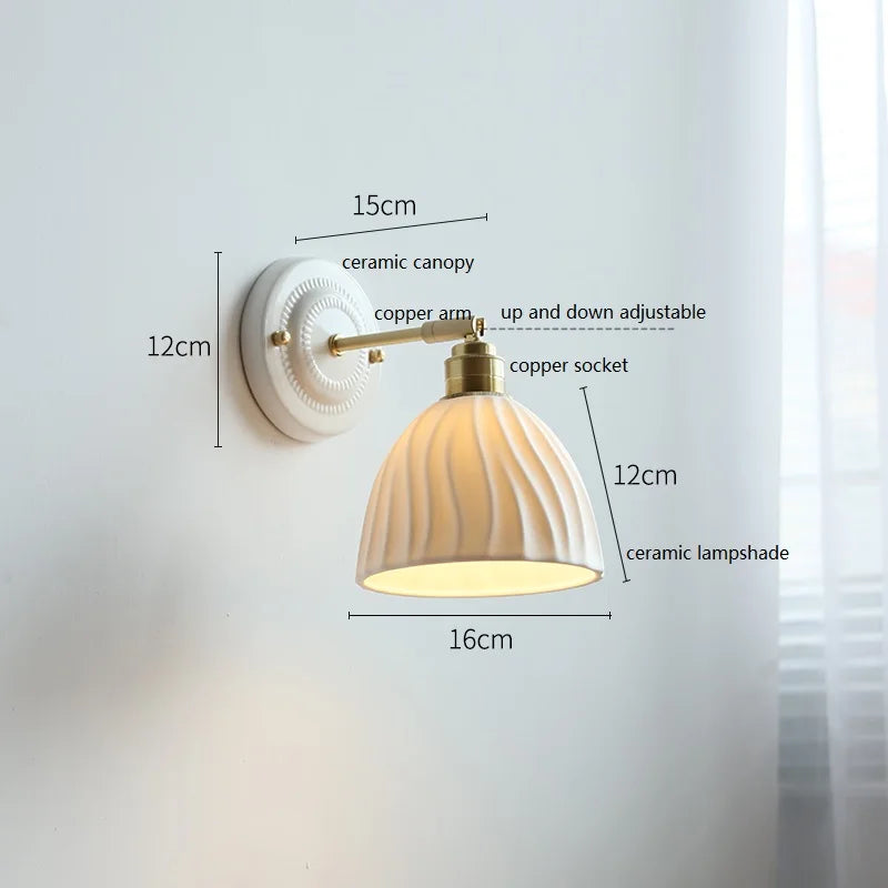 Vägglampa i keramik med mässingsarm