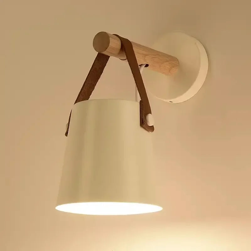 Vägglampa i trä med läderrem