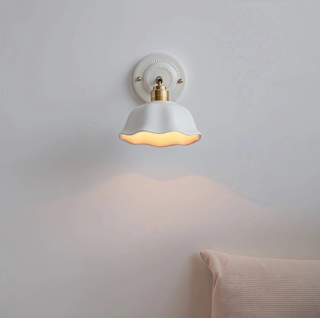 Vägglampa i keramik med mässingsarm