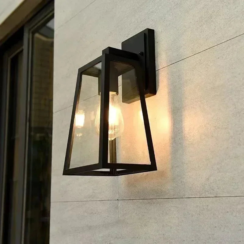 Utomhusvägglampa i geometrisk form