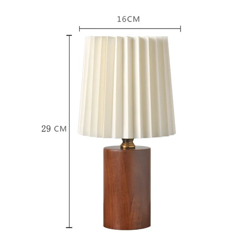 Bordslampa med veckad skärm och träfot