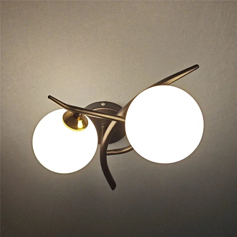 Vägglampa med två opalglasklot