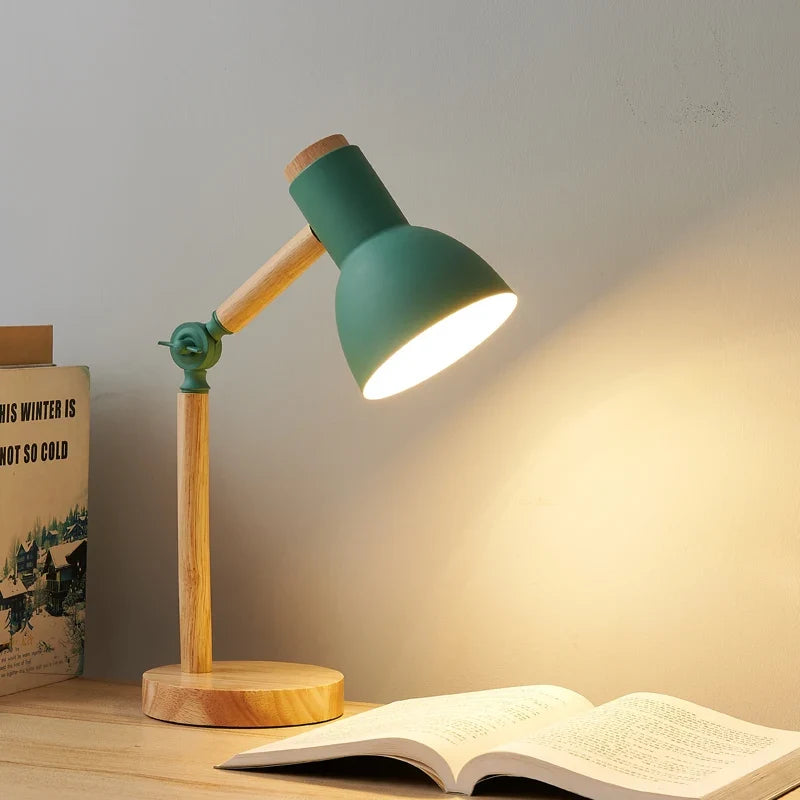 Skrivbordslampa i trä med färgad skärm