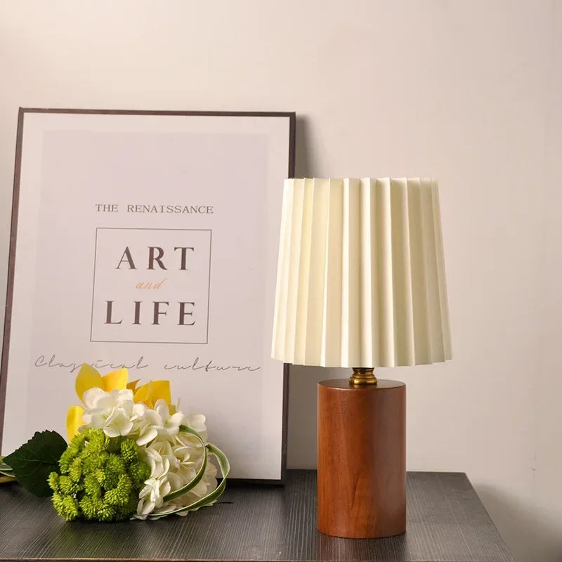 Bordslampa med veckad skärm och träfot