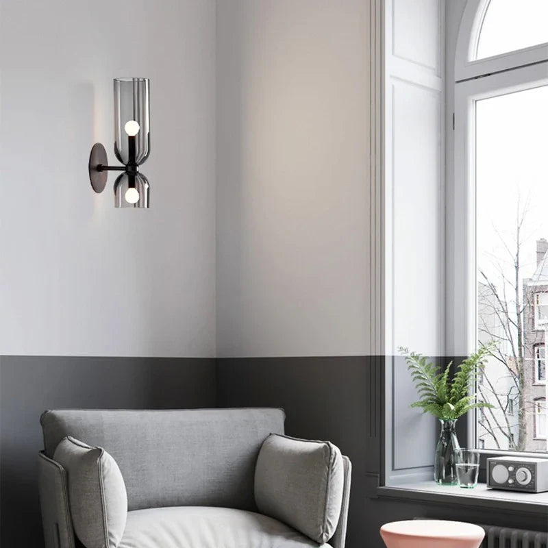 Vägglampa i rökfärgat glas