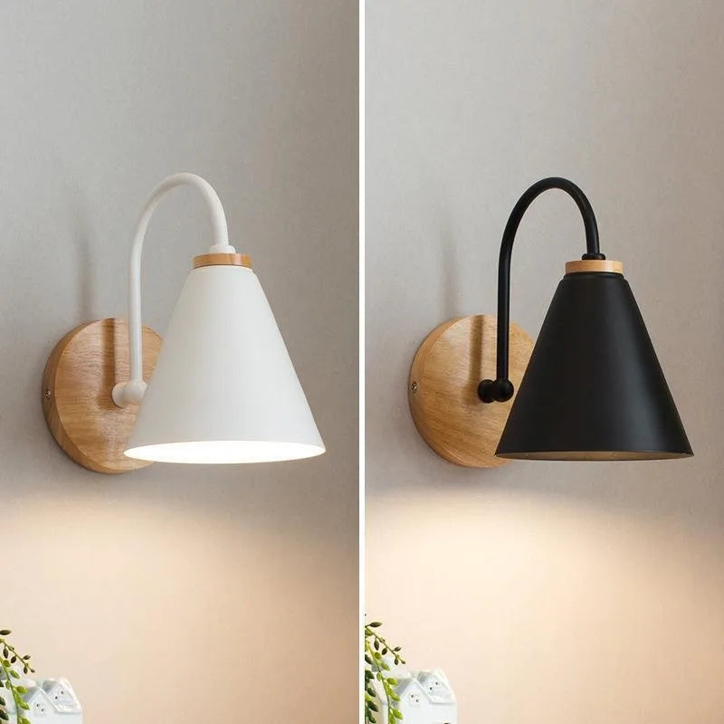 Vägglampa i trä och lackerat järn