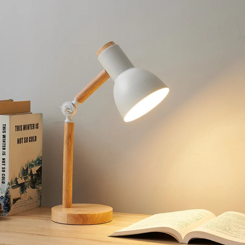 Skrivbordslampa i trä med färgad skärm