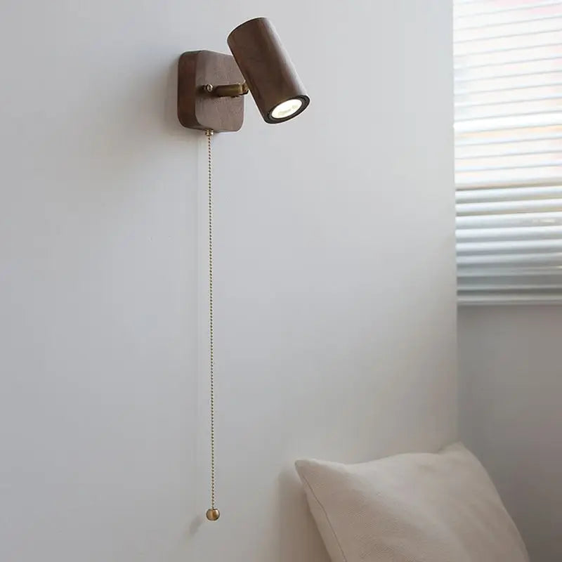 Vägglampa i valnöt med vridbar spot
