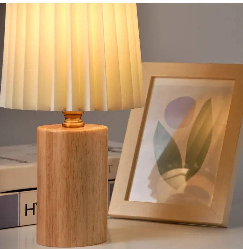 Bordslampa med veckad skärm och träfot