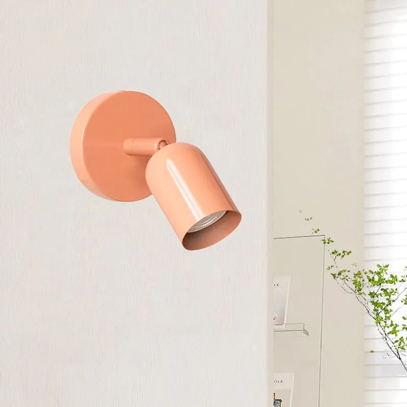 Vägglampa i aluminium med mjuka färger