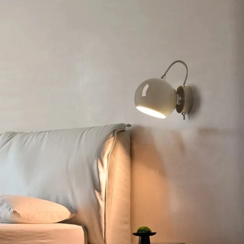 Vägglampa med vridbar kupa