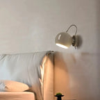 Vägglampa med vridbar kupa