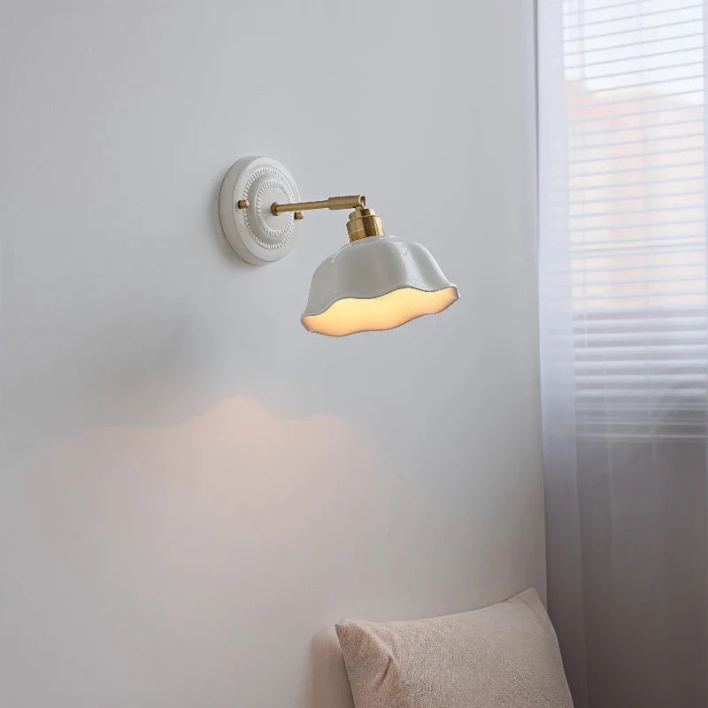 Vägglampa i keramik med mässingsarm