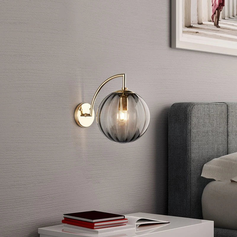 Vägglampa med mässingsarm