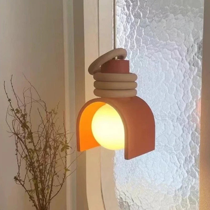 Taklampa i formgjuten resin