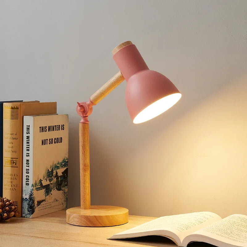 Skrivbordslampa i trä med färgad skärm