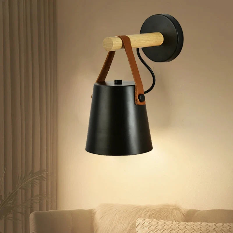 Vägglampa i trä med läderrem