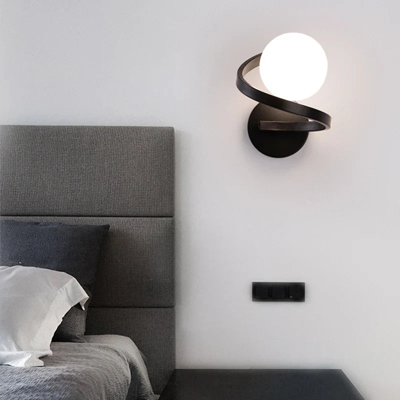 Vägglampa med spiralformad ram