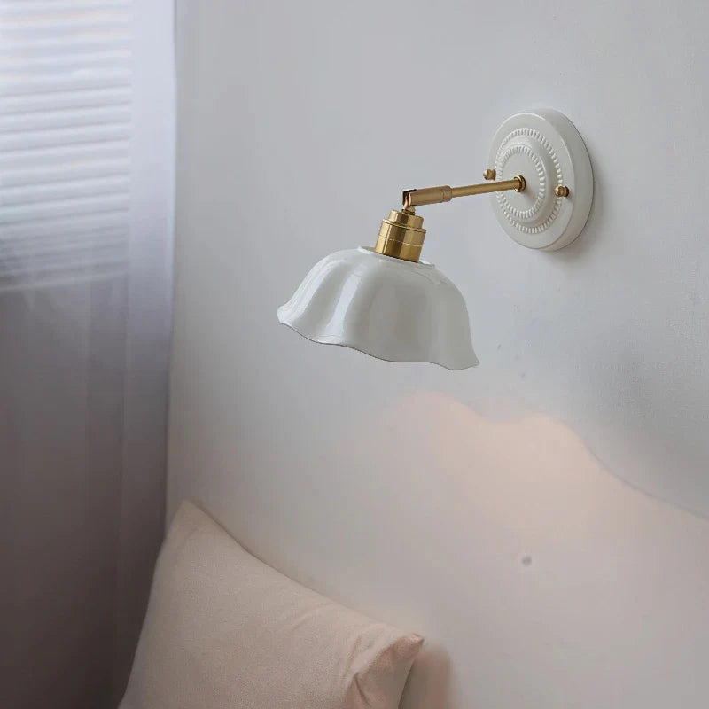 Vägglampa i keramik med mässingsarm