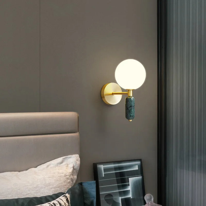 Vägglampa i marmor och glas