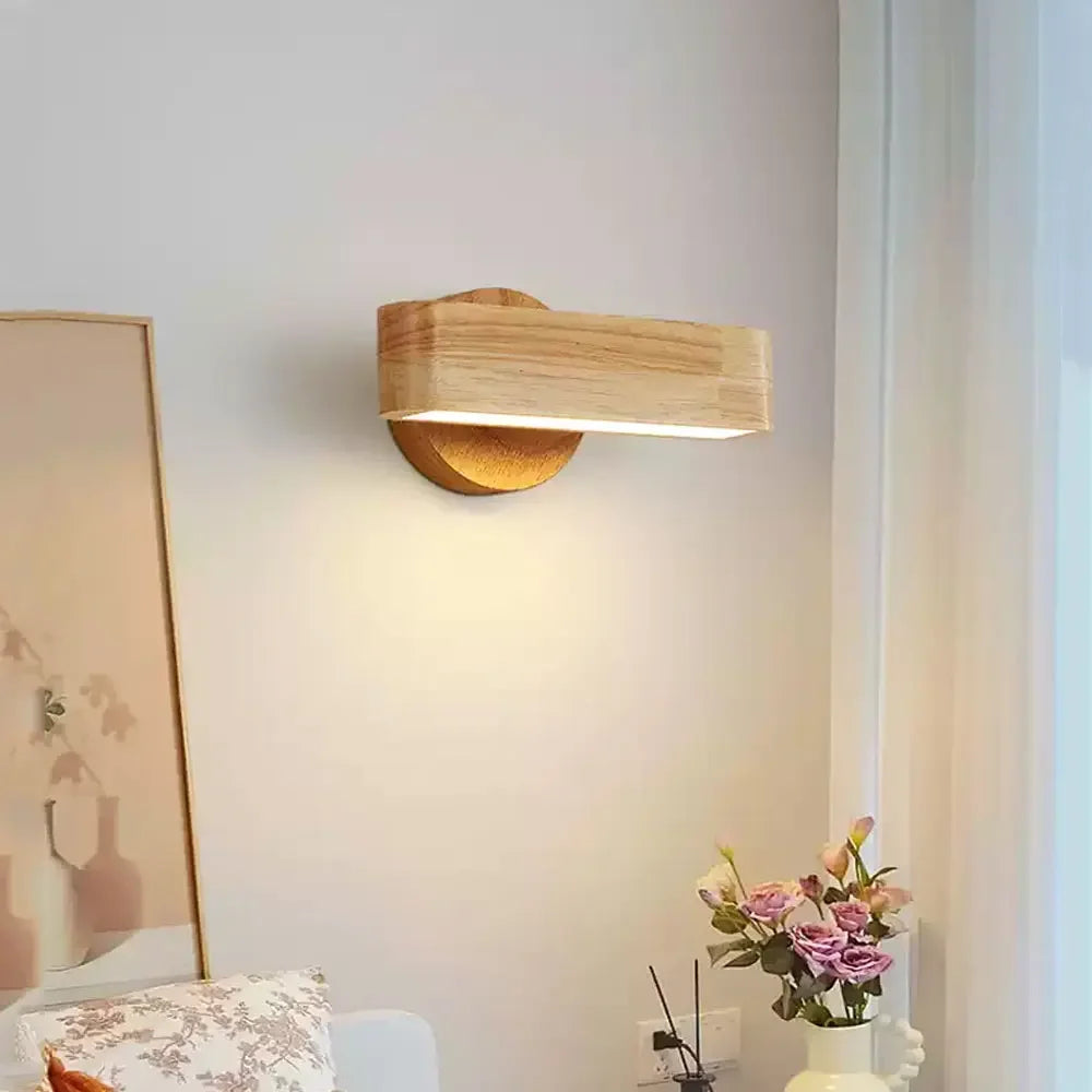 Vridbar vägglampa i trä och aluminium