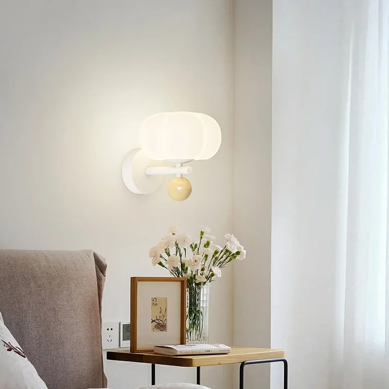Vägglampa med pumpaformad skärm