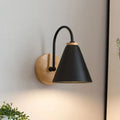 Vägglampa i trä och lackerat järn